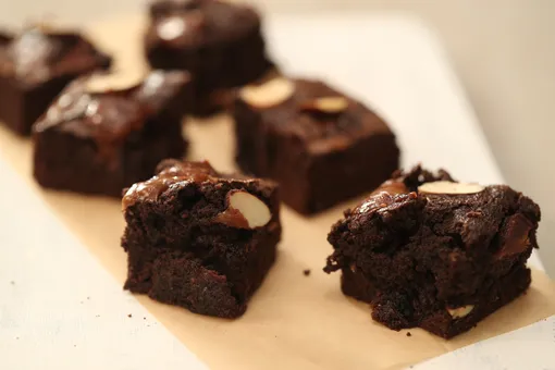 Roasted Almonds And Caramel Brownie