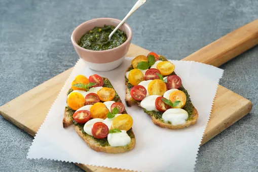Pista Pesto Crostini