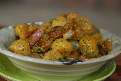 Baby Onions with Potatoes
