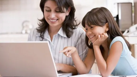 Parenting Tips: बेटियों को आत्मनिर्भर बनाने के लिए सिखाएं यह 5 बातें