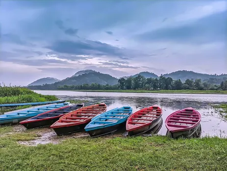 chandubi-lake-assam-boats-30stades