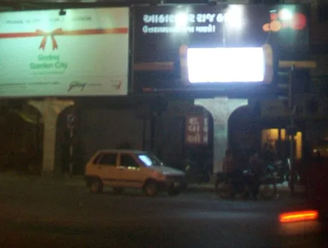 Hoarding - Maanjha night