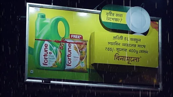 Adani Wilmar’s #MonsoonWithFortune campaign gets an innovative billboard transform an empty plate into a platter of pakodas when it rains