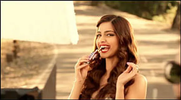 afaqs! Creative Showcase: Sonam Kapoor's Snicker bite