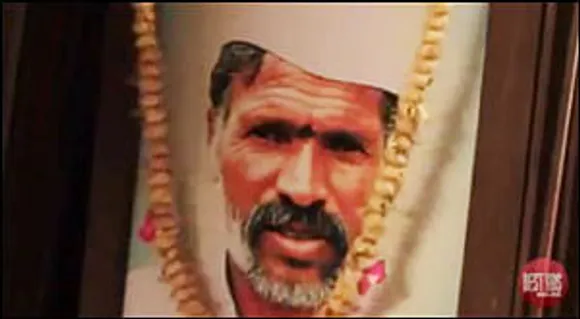 TOI honours deceased farmers through live hoarding