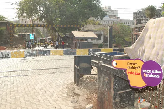 Ungli Utha! Vote Kar (Flyover)