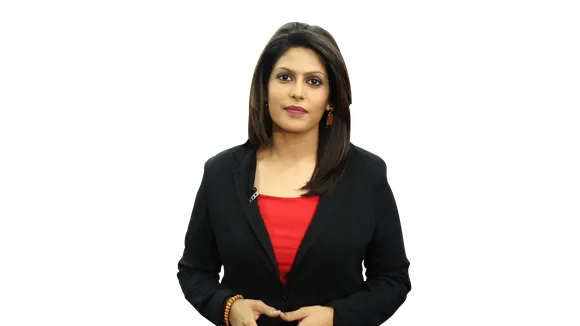 Palki Sharma Upadhyay receives the TV Anchor of the Year award at the IAA Leadership awards 2021