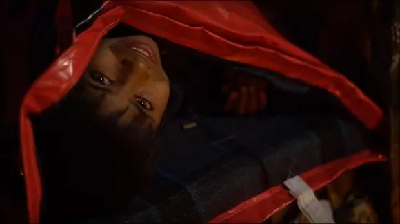 MagicBricks.com turns billboards into blankets for the homeless