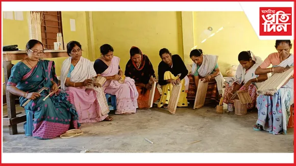  দৰঙৰ মহিলাৰ হাতৰ পৰশত প্ৰাণ পাই উঠিছে বাঁহেৰে নিৰ্মিত বিভিন্ন সামগ্ৰী