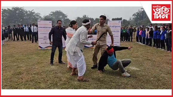 কাজলগাঁৱত NHAI, জিলা পথ সুৰক্ষাৰ সমিতিৰ উদ্যোগত সজাগতামূলক বাটৰ নাট প্ৰদৰ্শন