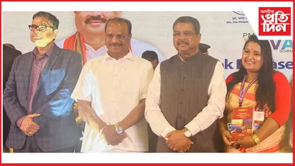 নতুন দিল্লীৰ বিশ্ব গ্ৰন্থমেলাত কস্তুৰী চুতীয়াৰ গ্ৰন্থ উন্মোচন কেন্দ্ৰীয় শিক্ষামন্ত্ৰীৰ...