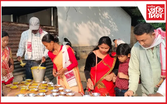 দৌল যাত্ৰা মহোৎসৱ : বটদ্ৰৱা থানলৈ আগমন ঘটা তীৰ্থযাত্রীক বিনামূলীয়া ভোজন
