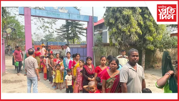 বাসুগাঁৱৰ চৰকাৰী বিদ্যালয়ত সন্তানৰ নাম ভৰ্তিৰ বাবে অভিভাৱকৰ দীঘলীয়া শাৰী...