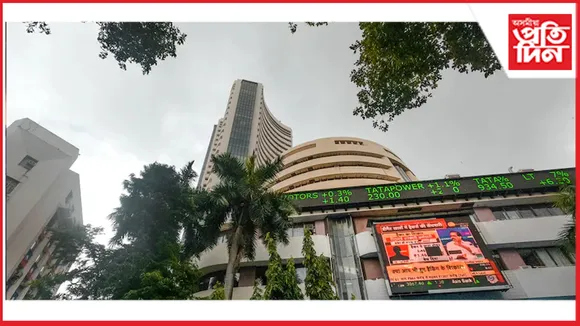 ট্ৰাম্পৰ শুল্ক নীতি কাৰ্যকৰী হোৱাৰ পাছতে বিশ্বৰ শ্বেয়াৰ বজাৰত পতন আৰম্ভ