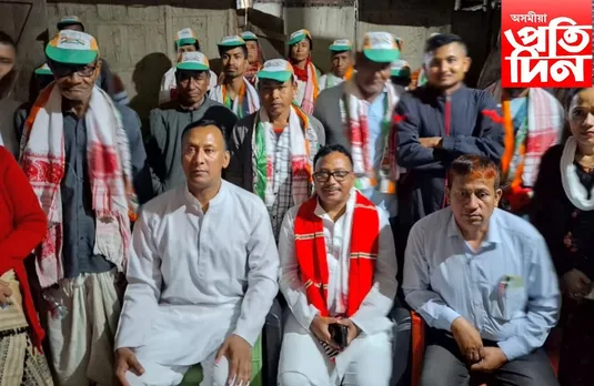 ৰাজীৱ ভৱনত উল্লাসৰ ধ্বনি 