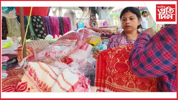 ৰঙালী বিহুৰ প্ৰাকক্ষণত মঙলদৈত পাৱাৰলুমৰ গামোচাৰ পয়োভৰ...