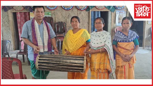 ৰাইজৰ মাজত খাম বিতৰণ বিটিচিৰ অধ্যক্ষ কাতিৰাম বড়োৰ