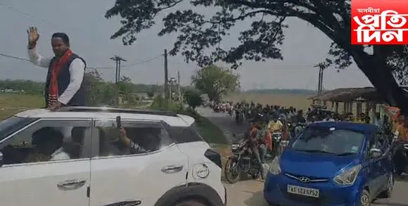 বিনা হেলমেটেৰে বিজেপি নেতাৰ বিশাল বাইক ৰেলী