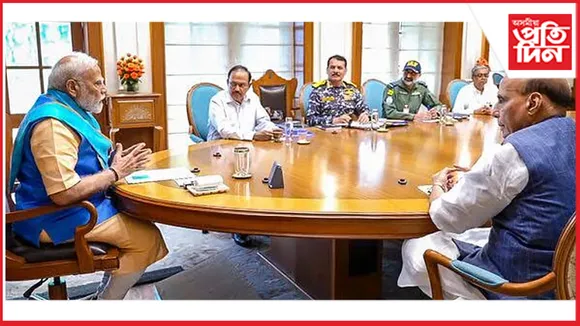 প্ৰধানমন্ত্ৰীৰ অধ্যক্ষতাত প্ৰতিৰক্ষা সম্পৰ্কীয় শীৰ্ষ বৈঠক...