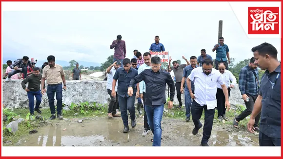 কলিয়াবৰ আৰু বোকাখাতত বানে ছিঙা মথাউৰিৰ মেৰামতিৰ বুজ লয় মন্ত্ৰী পীযুষ হাজৰিকাই