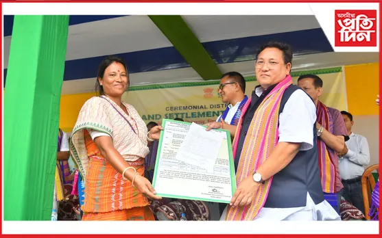 পৰ্বতঝোৰাত ভূমি বন্দোৱস্তি পত্ৰ বিতৰণ সভাত প্রমোদ বড়ো