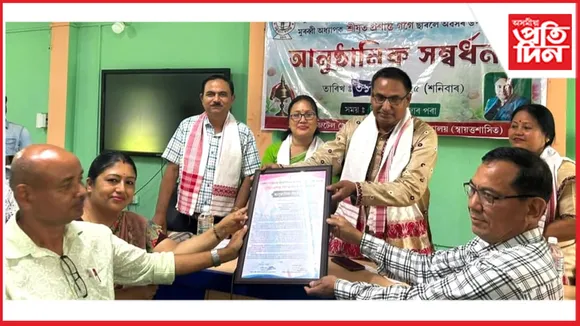 ঢকুৱাখনা মহাবিদ্যালয়ৰ পদাৰ্থ বিজ্ঞান বিভাগৰ মুৰব্বী অধ্যাপক প্ৰশান্ত গগৈক অৱসৰকালীন সম্বৰ্ধনা 