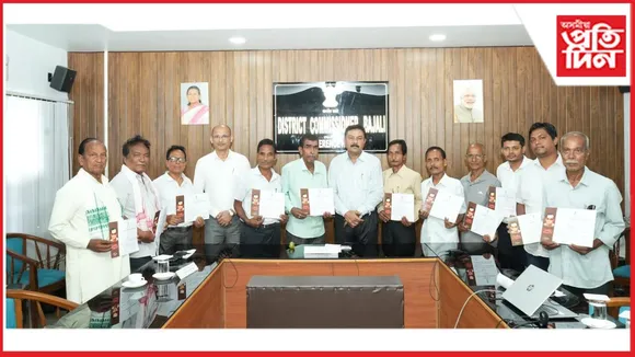 বজালীৰ ১১ শিল্পীক মানপত্ৰ প্ৰদান অনুষ্ঠানত ৰণজিৎ কুমাৰ দাস