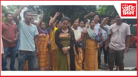 গৰুভাষা ভিচিডিচিৰ সভাপতিক আক্ৰমণৰ ঘটনাঃ গোচৰ পঞ্জীয়ন কৰিবলৈ চিদলী আৰক্ষী থানাৰ সন্মুখত প্ৰতিবাদ