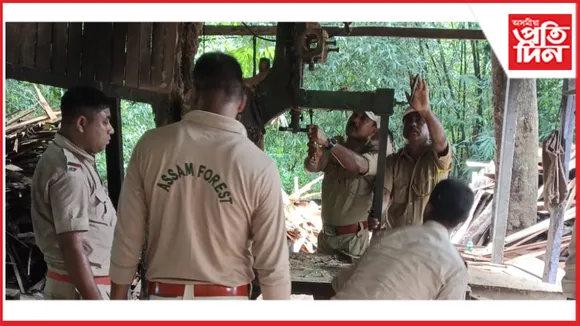 ধুবুৰীৰ মেদেৰটাৰীত বন বিভাগৰ অভিযানঃ ৩ টা অবৈধ কাঠ ফলা মিলত উচ্ছেদ