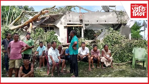 গহপুৰত ধুমুহাৰ কাল ৰূপঃ বাসগৃহত বাগৰি পৰিল শতিকা প্ৰাচীন আঁহত গছ, আঠটা পশু ধনৰ মৃত্যু