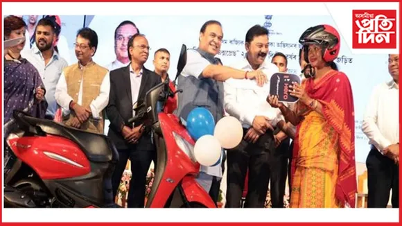 সখী এক্সপ্ৰেছ আঁচনিৰ অধীনত আজি ৯,৭০৪ গৰাকীয়ে লাভ কৰিব স্কুটি...