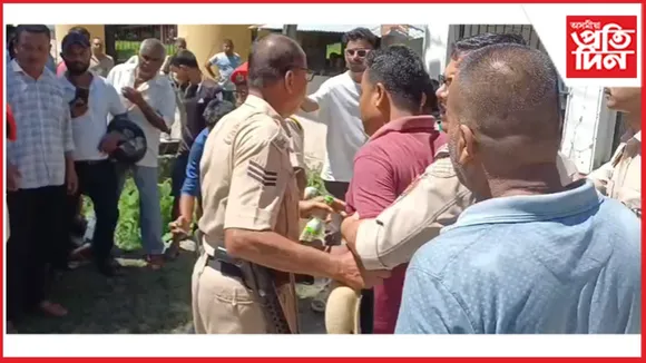 বাক্সাত অঘটনঃ মনোনয়ন দাখিলৰ মাজতে ৰক্তাক্ত হ'ল আয়ুক্তৰ কাৰ্যালয়ৰ সন্মুখভাগ