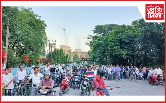 নামৰূপ সাৰ কাৰখানা বিক্রীৰ বিৰোধিতাৰে উত্তাল সাৰ কাৰখনৰ মুখ্য প্ৰৱেশদ্বাৰ...