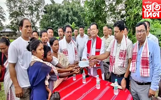 পানীত পৰি অকাল মৃত্যুক সাৱটি লোৱা ব্যক্তিৰ পৰিয়াললৈ এককালীন সাহায্য বিধায়ক নৱ দলেৰ...