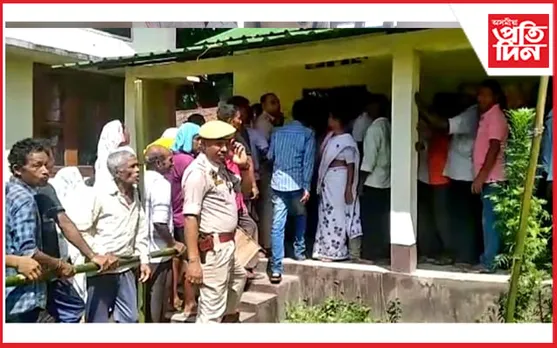 ঢকুৱাখনাৰ পশ্চিম মাছখোৱা সমবায় সমিতি নিৰ্বাচনৰ ভোট গ্ৰহণ কেন্দ্ৰত উত্তপ্ত পৰিস্থিতি...