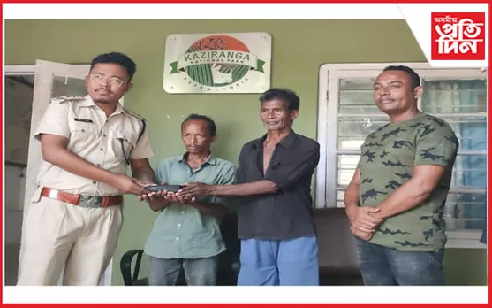 সততা! দুই কৃষকে বন বিভাগক জমা দিলে পথাৰৰ পৰা উদ্ধাৰ কৰা গঁড়ৰ খৰ্গ
