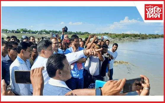 ঢকুৱাখনাৰ ব্ৰহ্মপুত্ৰৰ খহনীয়া পৰিদর্শন মন্ত্ৰী পীযুষ হাজৰিকাৰ... 