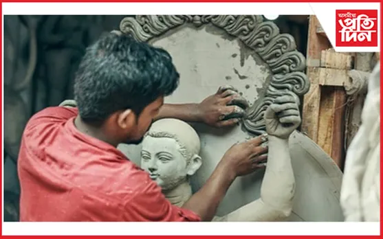বিশ্ব খনিকৰ বিশ্বকৰ্মা পূজালৈ মাজত মাত্ৰ কেইটামান দিন বাকী, ব্যস্ত মৃৎ শিল্পী...