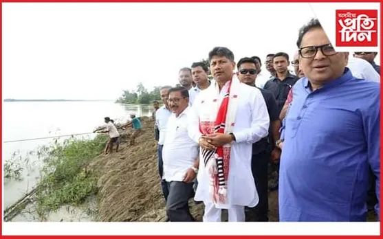 লখিমপুৰৰ তেলীয়াপথাৰ ঘণচৰাই অঞ্চলৰ খহনীয়া পৰিদৰ্শন মন্ত্ৰী পীযুষ হাজৰিকাৰ...