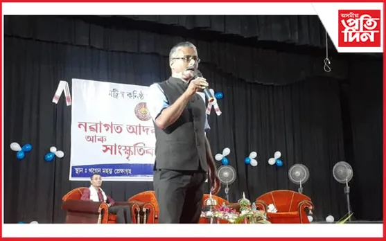 'জীৱনত আগবাঢ়ি যাবলৈ সাহস, সপোন আৰু সততা লাগিব'- ছাত্ৰ-ছাত্ৰীক জীৱন গঢ়াৰ পাঠ দিলে ময়ূৰ বৰাই...

