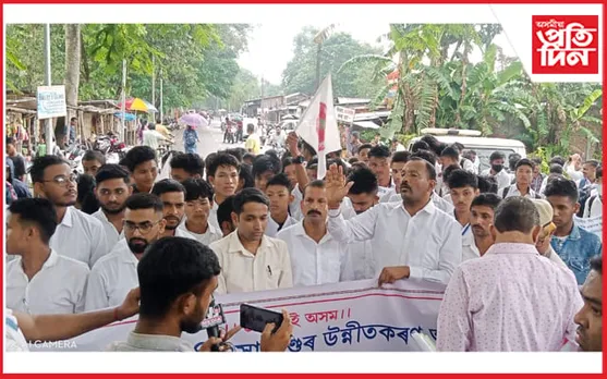 মাজুলীত চিকিৎসা মহাবিদ্যালয় স্থাপনৰ দাবী আৰু তেস্বিতাৰ মৃত্যুৰ তদন্তৰ দাবীৰে আছুৰ প্ৰতিবাদ...