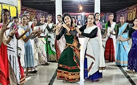 শ্ৰী কৃষ্ণৰ ৰাস লীলাৰ অনুশীলনৰ ছন্দোময়তাত বিধৌত ঢকুৱাখনাৰ আকাশ বতাহ...
