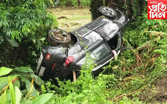 ঘিলামৰাত পথ দুৰ্ঘটনা, নিয়ন্ত্ৰণ হেৰুৱাই দ খাৱৈত পৰিল বাহন