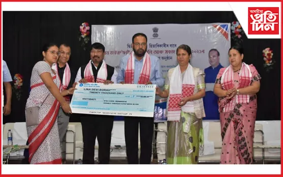 গোলাঘাটত 'অসম মাইক্র'ফাইনেন্স উদগনি আৰু সকাহ আঁচনি-২০২১'ৰ সাহায্য প্ৰদান...