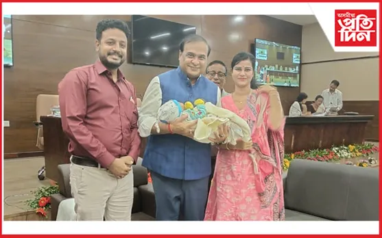 বিশেষভাৱে সক্ষম ৰাষ্ট্ৰীয় পৰ্যায়ৰ শিল্পী হিমনে অঁকা ছবি  ঘৰৰ পৰা মাতি নি মুখ্যমন্ত্ৰীয়ে কৰিলে গ্ৰহণ