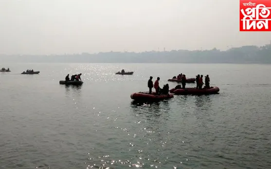 ২১ জন যাত্ৰী কঢ়িয়াই নিয়া নাও দুৰ্ঘটনাগ্ৰস্ত...