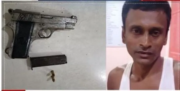 পূজাৰ আনন্দৰ মাজতে অস্ত্ৰধাৰী যুৱক পৰিল আৰক্ষীৰ জালত... 