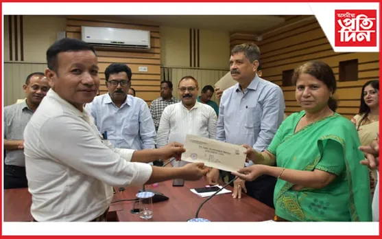 যোৰহাটত মন্ত্ৰী অজন্তা নেওগৰ দ্বাৰা নৱনিযুক্ত গাঁওপ্ৰধানক নিযুক্তি পত্ৰ প্ৰদান...