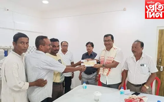 নগাঁৱৰ কেইবাটাও অনুষ্ঠান-প্ৰতিষ্ঠানক বিধায়ক উন্নয়ন পুঁজিৰ চেক বিতৰণ ৰূপক শৰ্মাৰ... 