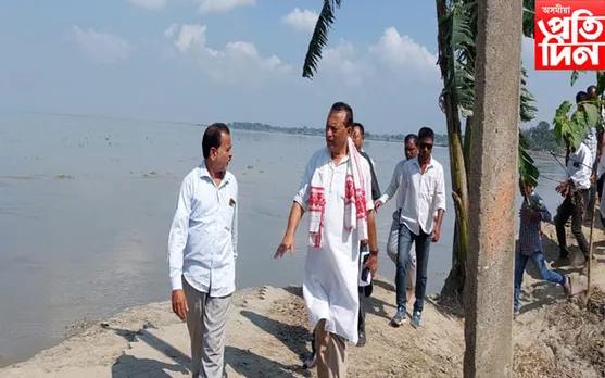 ভয়ংকৰ খহনীয়াৰ কৱলত পৰা মায়ঙৰ মুৰকাটা গাঁৱত উপস্থিত সাংসদ প্ৰদ্যুৎ বৰদলৈ...